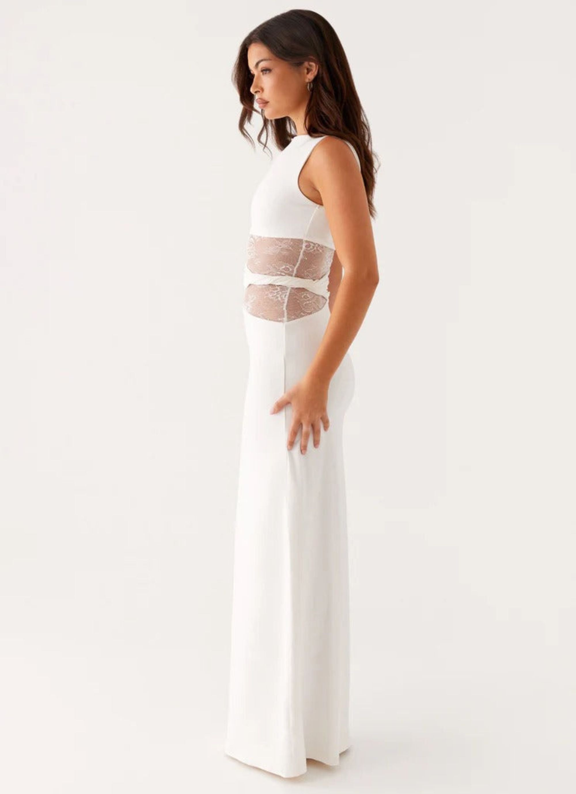 LENI | robe longue avec détails en dentelle et coupe sculptante