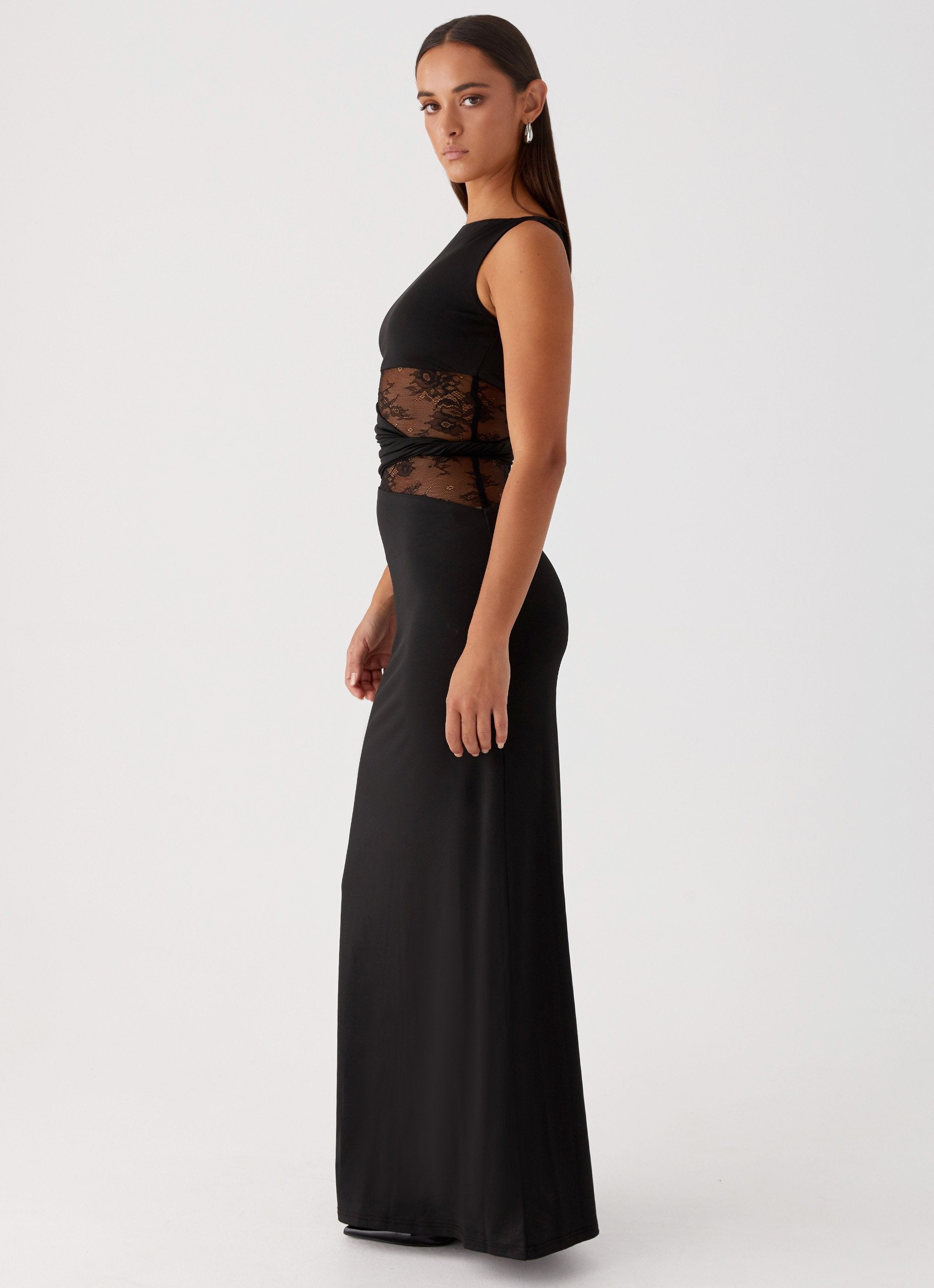 LENI | robe longue avec détails en dentelle et coupe sculptante