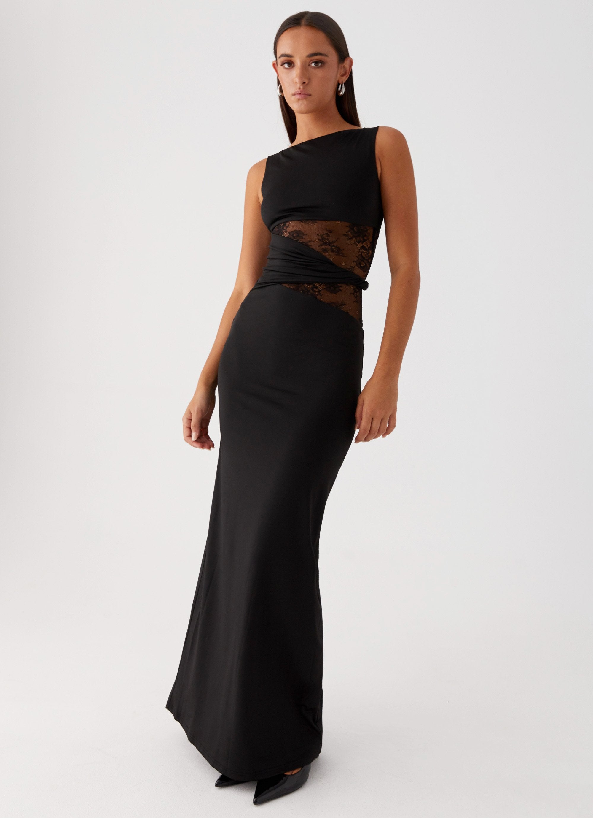 LENI | robe longue avec détails en dentelle et coupe sculptante
